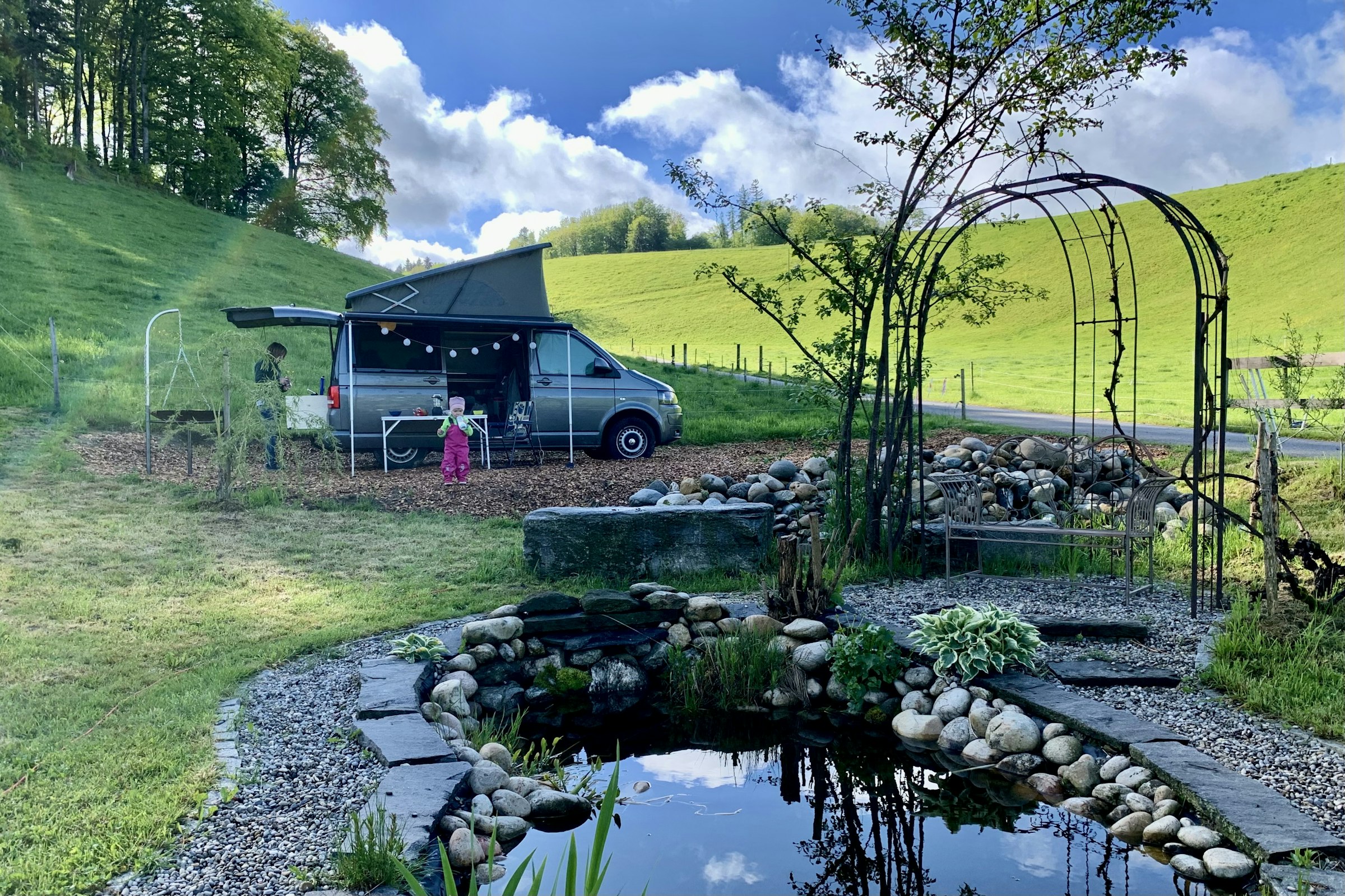 Der Stellplatz liegt an einem kleinen Weiher unter einer Trauerweide und ist teilweise schattig.