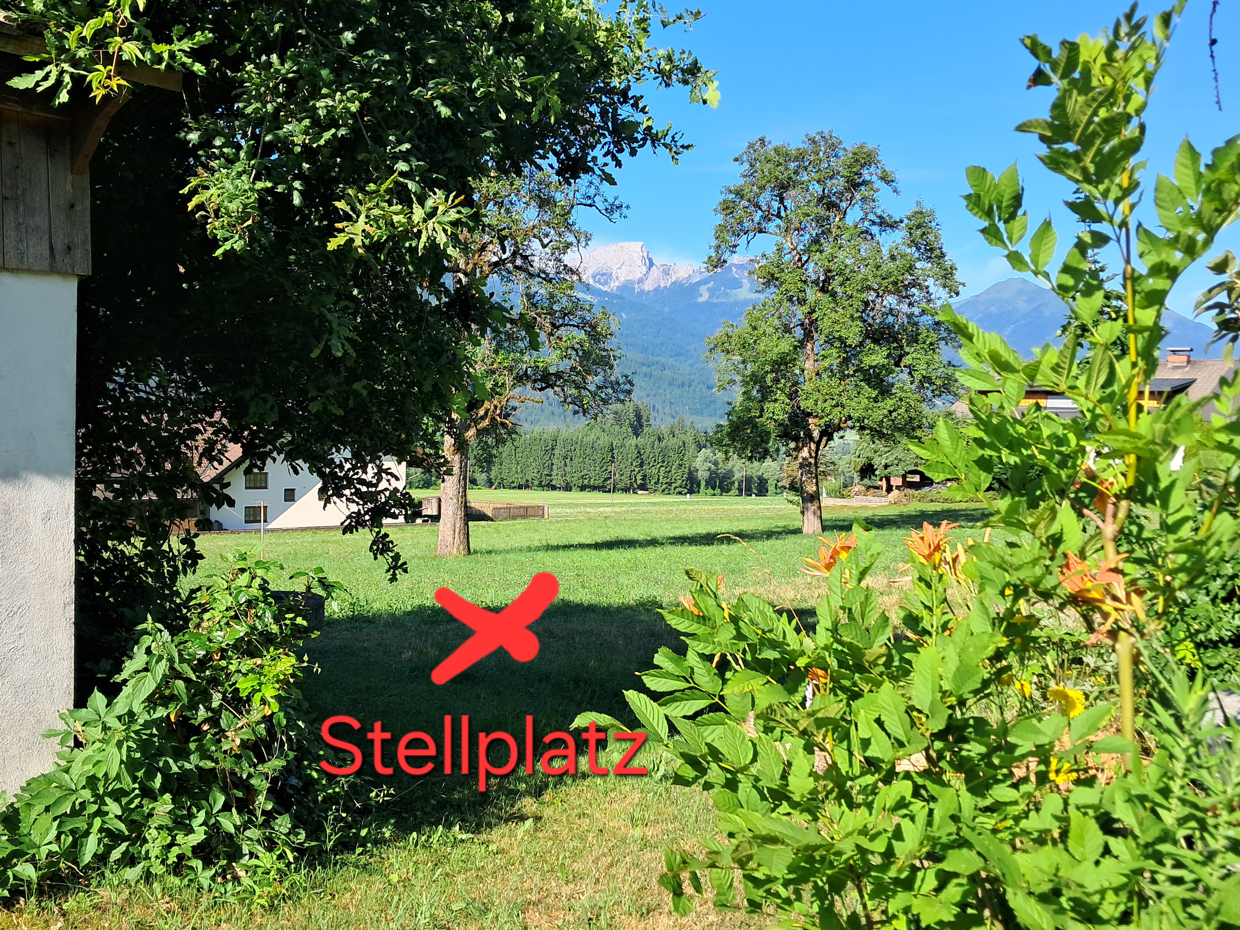 Stellplatz am Land mit Bergpanorama