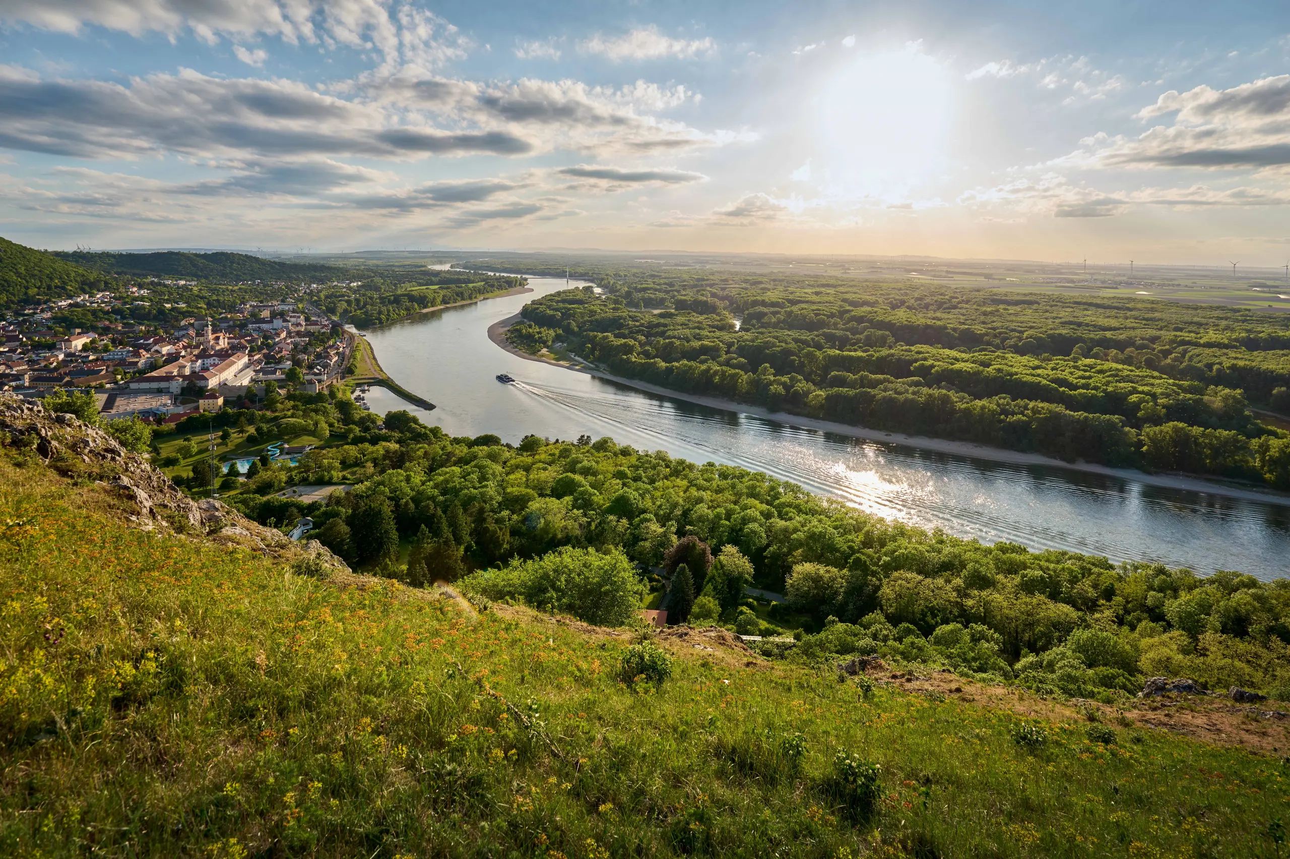Blick vom Braunsberg auf Hainburg und die Donau