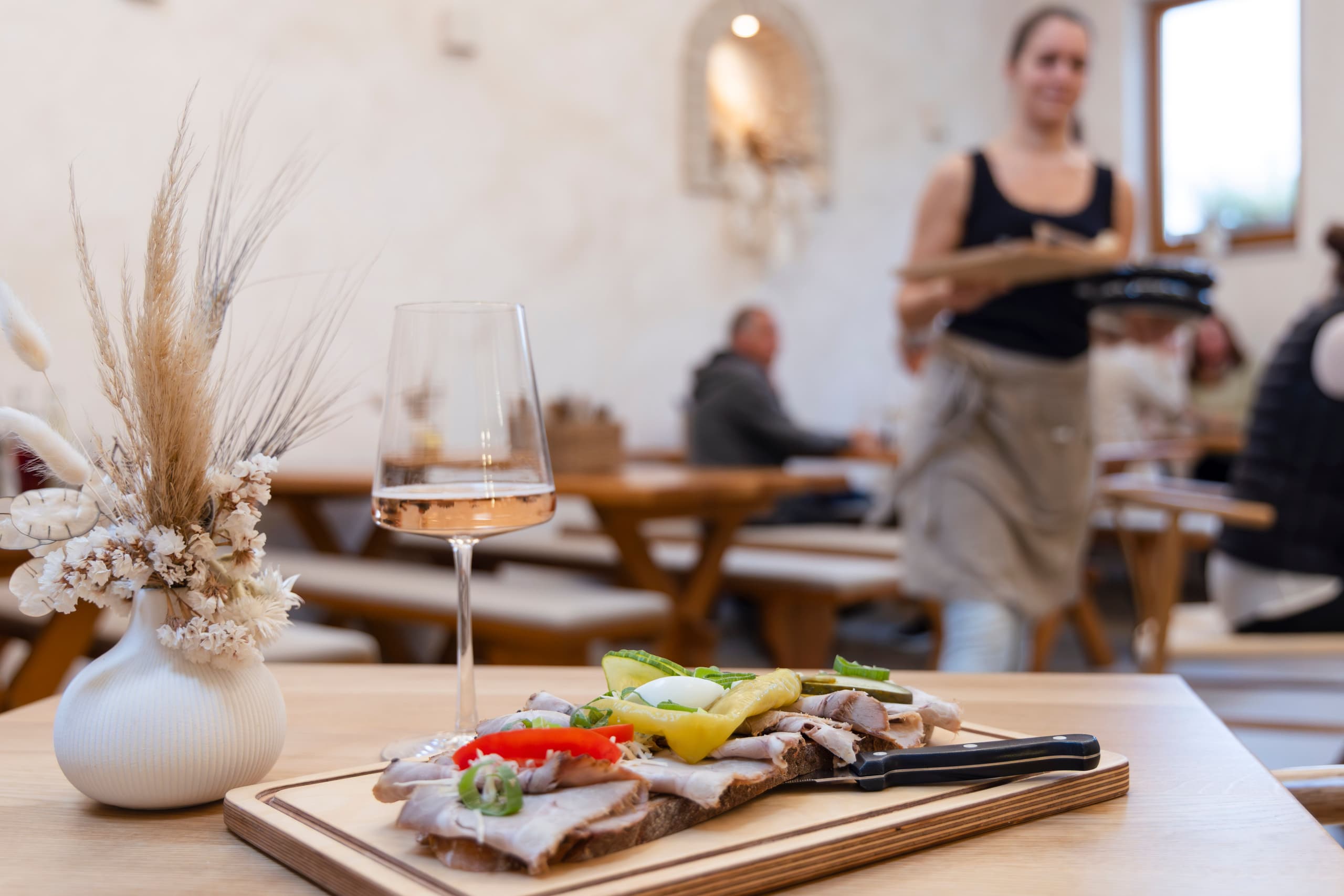 Regionale Jause mit einem Glas Wein in Carnuntum