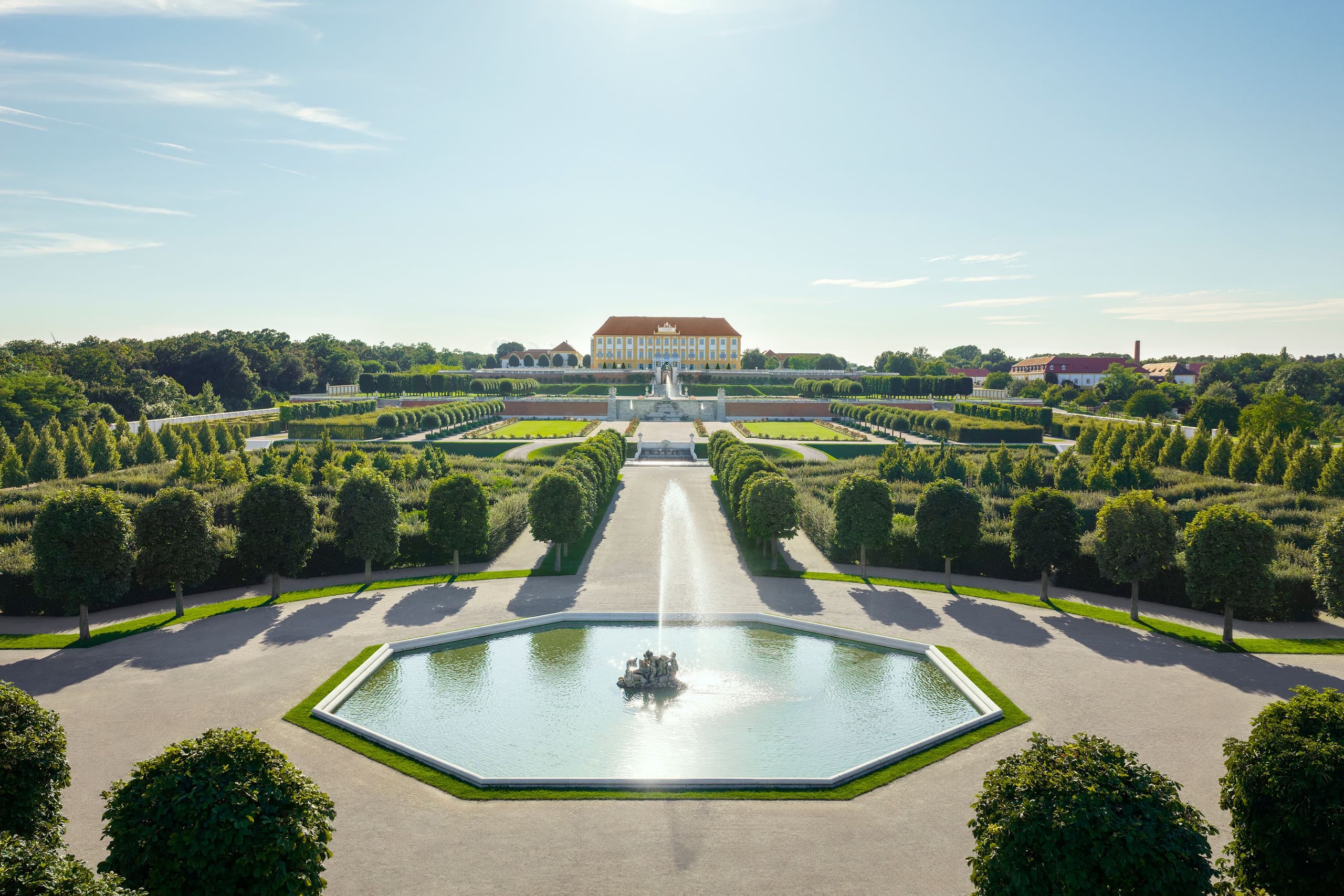Blick über die barocke Gartenanlage von Schloss Hof